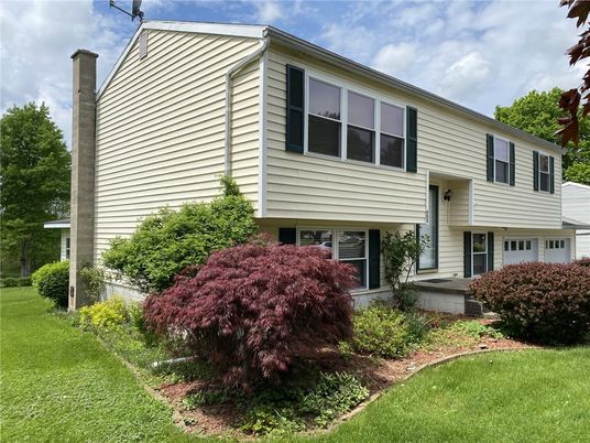 Exterior, Facade, Raised Ranch