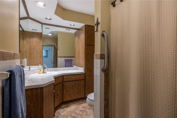 Bathroom, Dual Sink Vanities, Interior, Recessed Lighting