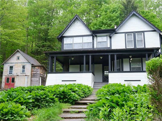 Exterior, Facade, Queen Anne Victorian
