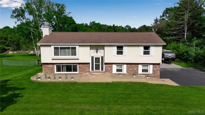 Backyard, Exterior, Facade, Brick Facade, Raised Ranch