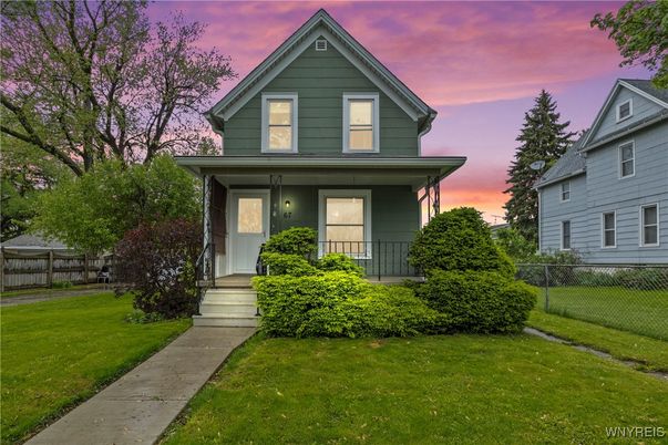 Exterior, Facade, Queen Anne Victorian