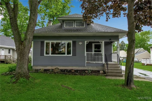 Exterior, Facade, American Foursquare
