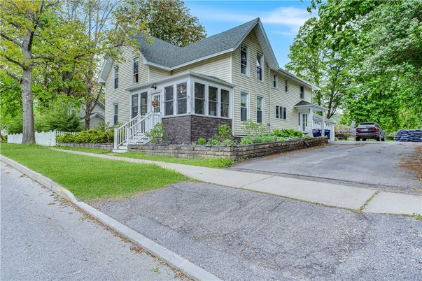 Exterior, Facade, Queen Anne Victorian