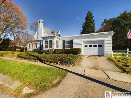 Attached, Exterior, Facade, Cape Cod