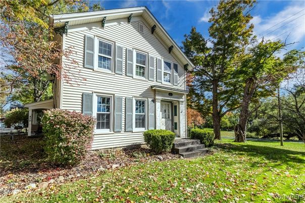 Backyard, Exterior, Facade, Queen Anne Victorian