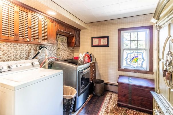Interior, Recessed Lighting, Washer, Wood Texture Flooring