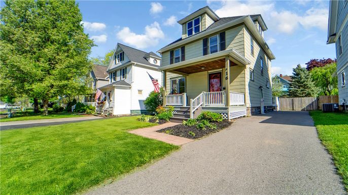 Exterior, Facade, American Foursquare