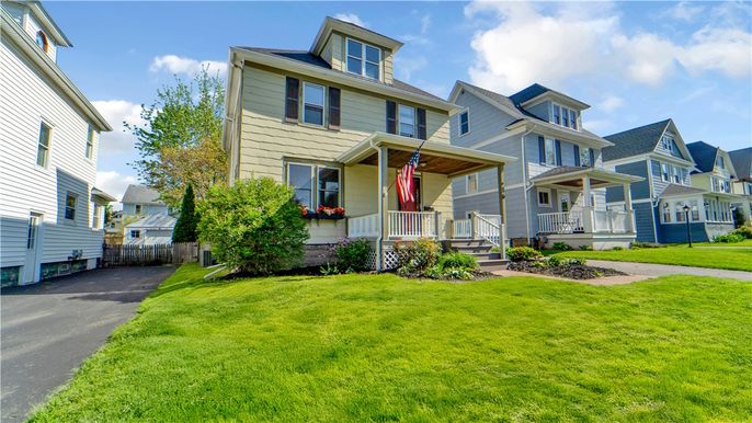 Exterior, Facade, American Foursquare