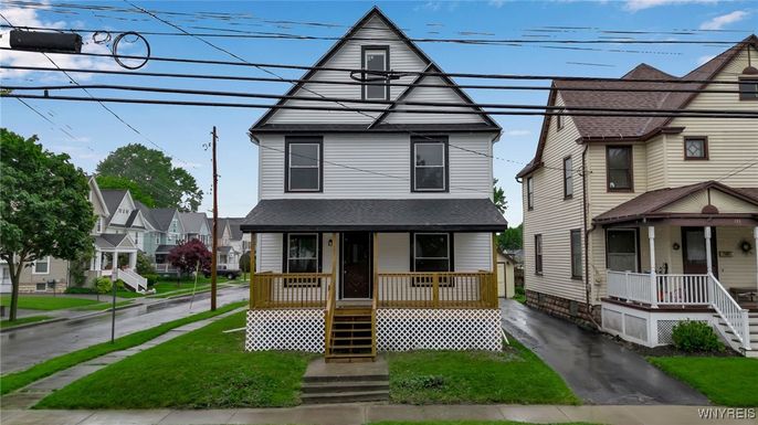 Exterior, Facade, Queen Anne Victorian