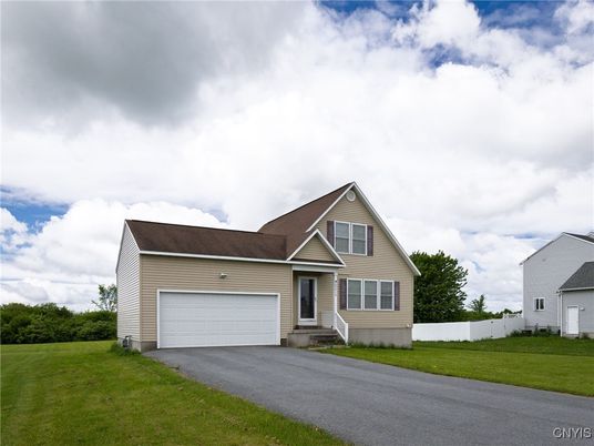 Attached, Exterior, Facade, Farmhouse