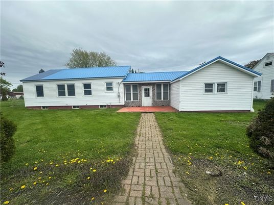 Backyard, Exterior, Facade, Ranch