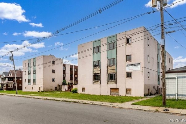 Exterior, Facade, Rowhouse