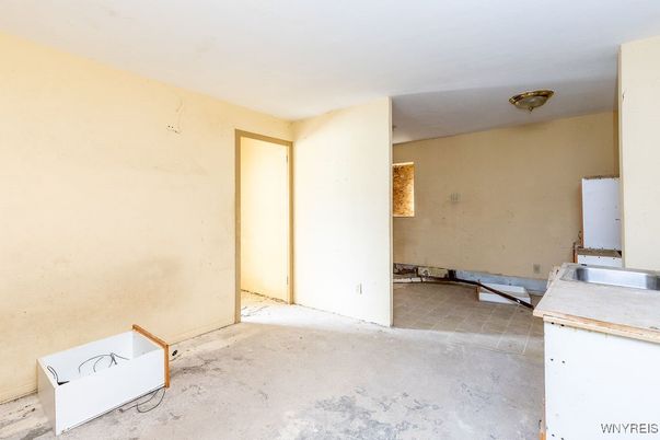 Empty room, Interior