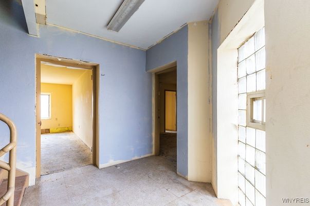 Empty room, Interior