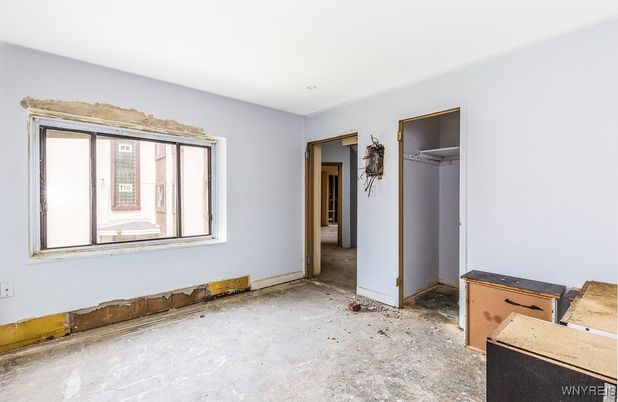 Empty room, Interior
