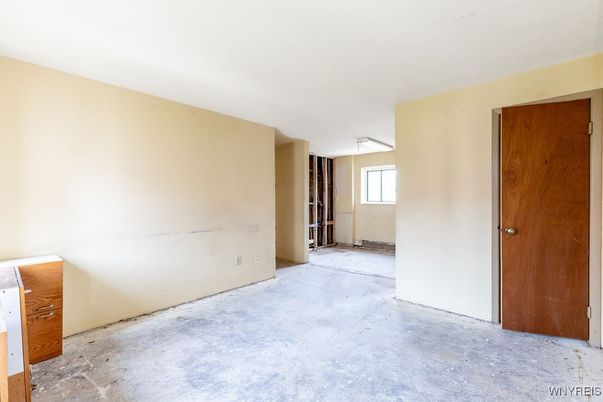 Empty room, Interior