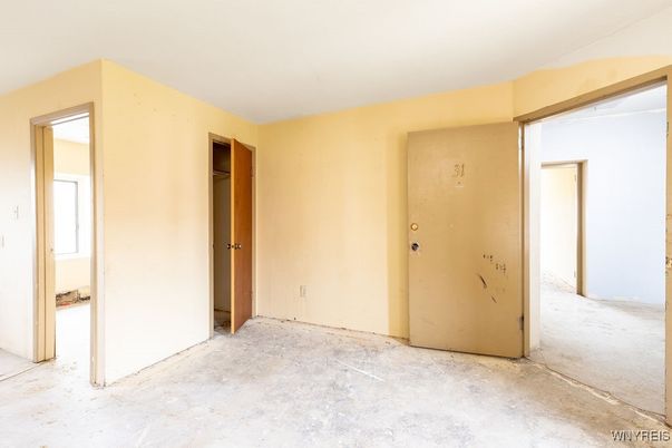 Empty room, Interior