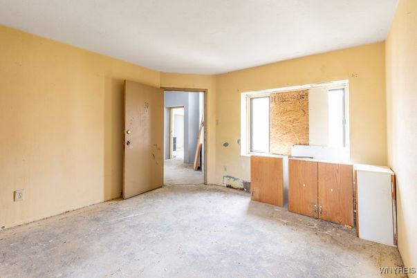 Empty room, Interior