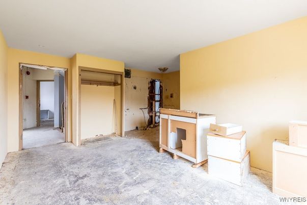 Empty room, Interior