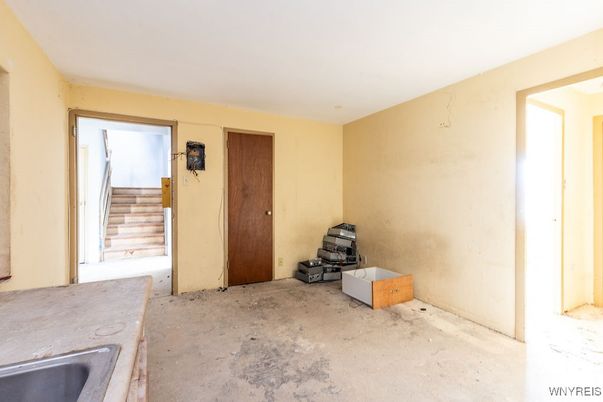 Empty room, Interior