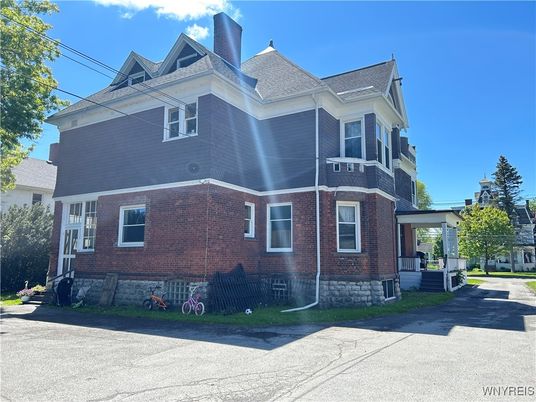 Exterior, Facade, Brick Facade, Queen Anne Victorian