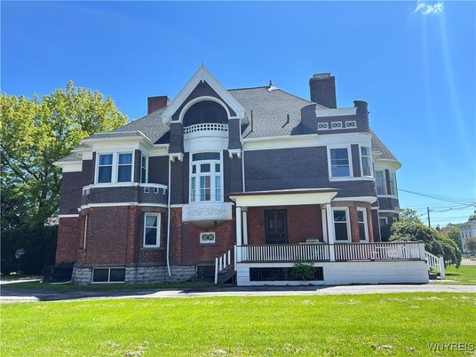 Exterior, Facade, Brick Facade, Queen Anne Victorian