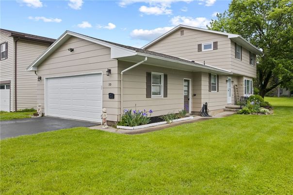 Attached, Exterior, Facade, Ranch