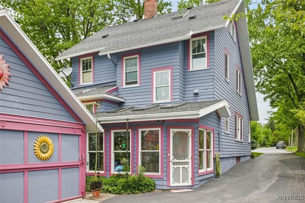 Exterior, Facade, American Foursquare