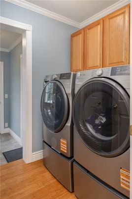 Interior, Washer, Wood Texture Flooring