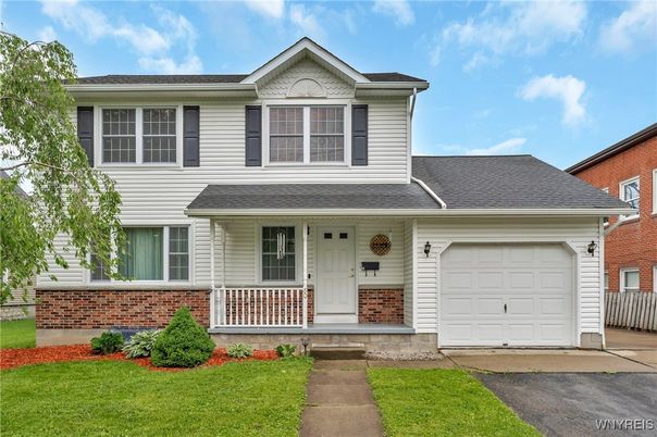 Attached, Exterior, Facade, American Craftsman