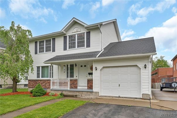 Attached, Exterior, Facade, Farmhouse