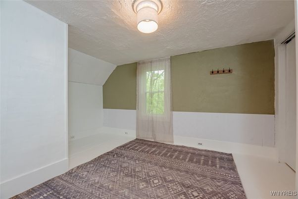 Empty room, Interior