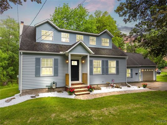 Attached, Exterior, Facade, Cape Cod