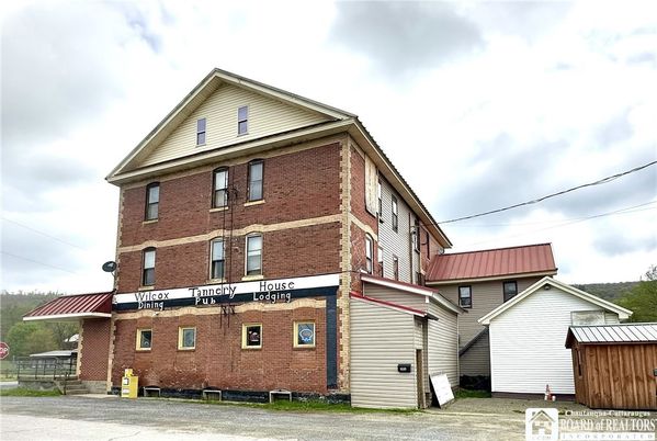 Exterior, Facade, Brick Facade, Rowhouse