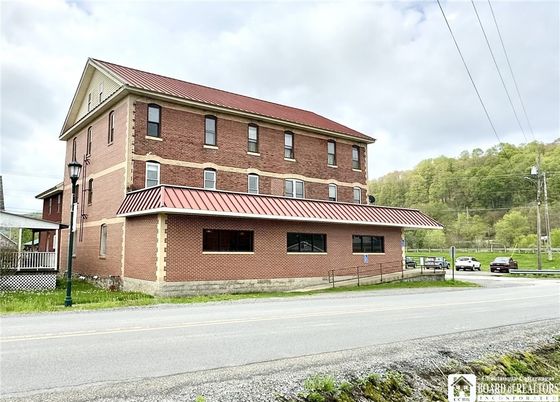 Exterior, Facade, Brick Facade, Georgian