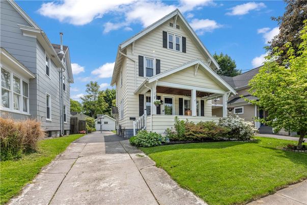 Exterior, Facade, Queen Anne Victorian