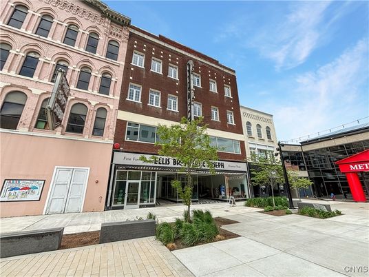 Exterior, Facade, Rowhouse