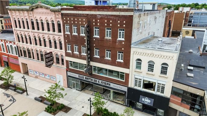 Exterior, Facade, Rowhouse