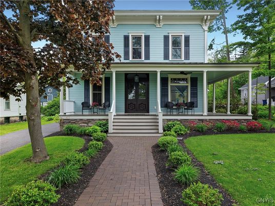 Exterior, Facade, American Foursquare