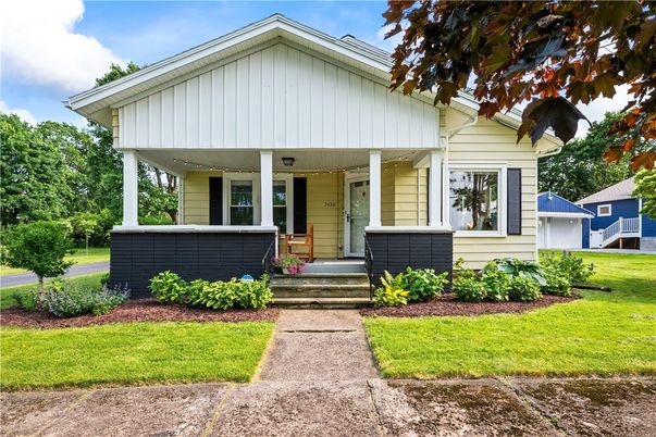 Exterior, Facade, Queen Anne Victorian