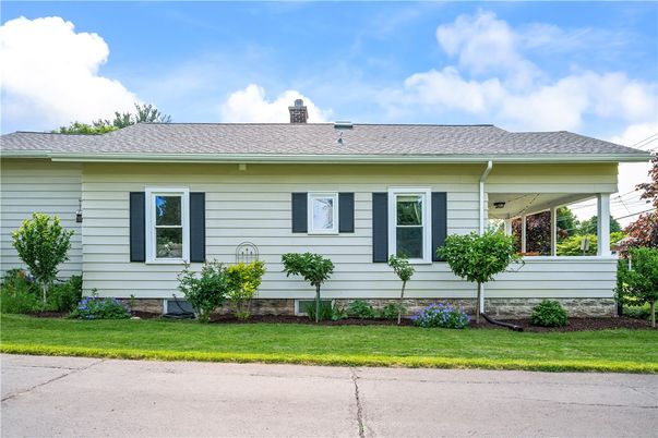 Exterior, Facade, Ranch
