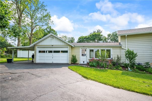Attached, Exterior, Facade, Ranch