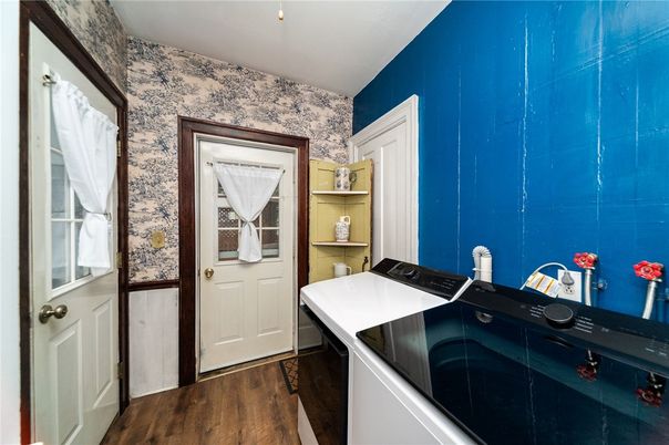 Interior, Washer, Wood Texture Flooring