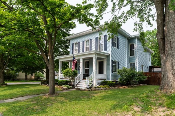 Exterior, Facade, American Foursquare