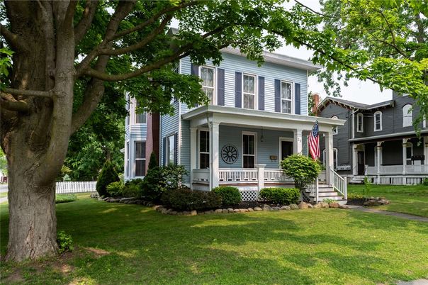 Exterior, Facade, American Foursquare
