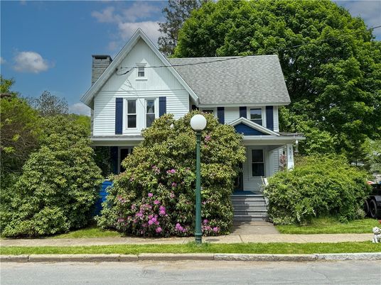 Exterior, Facade, Queen Anne Victorian