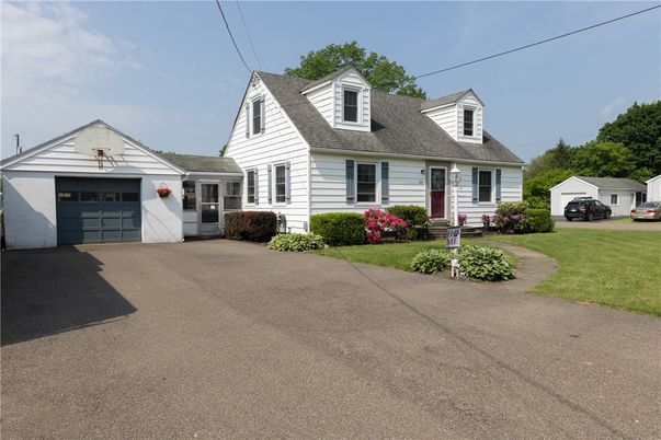 Attached, Exterior, Facade, Cape Cod