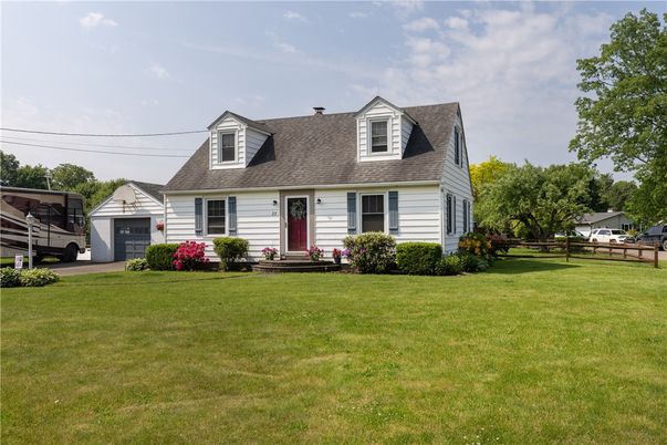 Exterior, Facade, Cape Cod