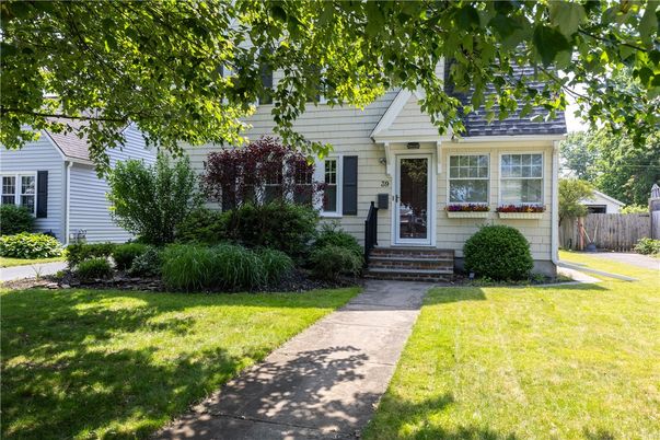 Exterior, Facade, Cape Cod