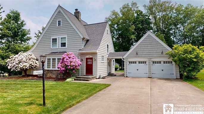 Attached, Exterior, Facade, Farmhouse